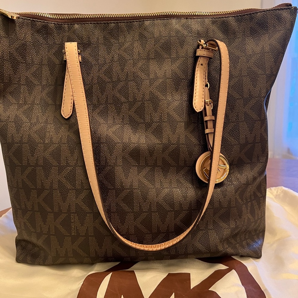 Michael Kors - Monogram Tote